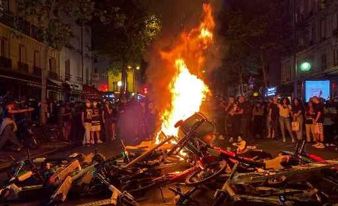 Os manifestantes queimam lixeiras, trocam de scooters e bicicletas em 2 de junho de 2020, após uma manifestação contra a violência policial.(foto: Mohammad GHANNAM / AFP) Os manifestantes queimam lixeiras, trocam de scooters e bicicletas em 2 de junho de 2020, após uma manifestação contra a violência policial.(foto: Mohammad GHANNAM / AFP)