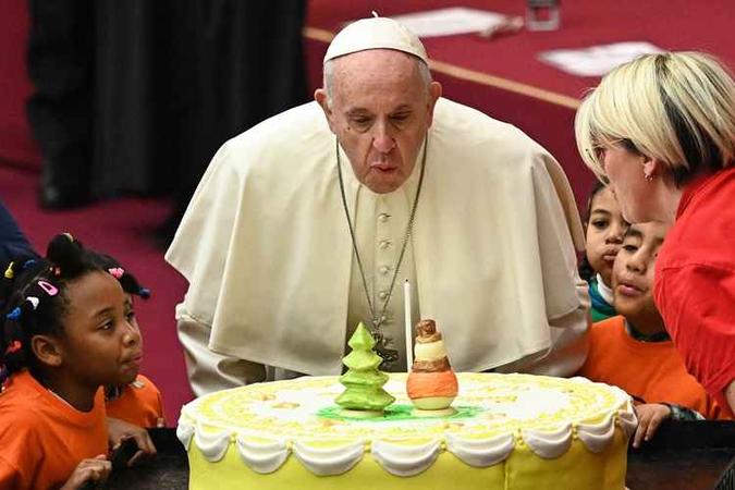 O Papa Francisco segura um bebê vestindo com roupa de Natal e posa para fotos durante uma audiência para crianças e famílias no Vaticano(foto: Vincenzo PINTO / AFP) O Papa Francisco segura um bebê vestindo com roupa de Natal e posa para fotos durante uma audiência para crianças e famílias no Vaticano(foto: Vincenzo PINTO / AFP)