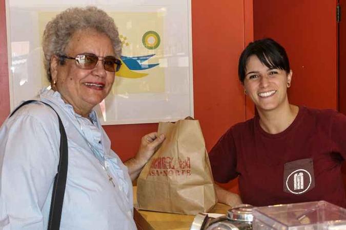 A cliente Salete e a atentende Carol (abaixo): A cliente Salete e a atentende Carol (abaixo):