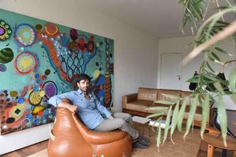 Samuel na sala de seu apartamento na Asa Sul.(foto: Zuleika de Souza/CB/D.A Press) Samuel na sala de seu apartamento na Asa Sul.(foto: Zuleika de Souza/CB/D.A Press)