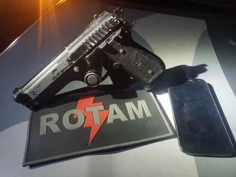 Policiais também apreenderam uma arma de fogo falsa(foto: Divulgação/PCDF) Policiais também apreenderam uma arma de fogo falsa(foto: Divulgação/PCDF)