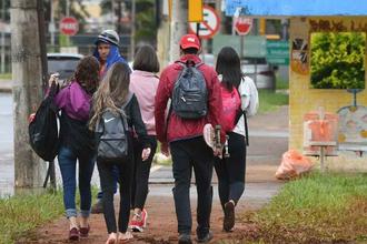 Volta presencial às aulas na rede pública deve começar pelo ensino médio