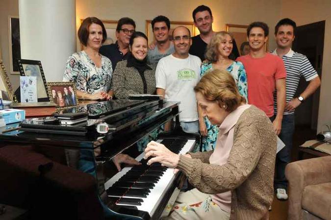 A compositora carioca adorava viver rodeada de gente e boa música.(foto: Marcelo Ferreira/CB/D.A Press - 26/1/2013) A compositora carioca adorava viver rodeada de gente e boa música.(foto: Marcelo Ferreira/CB/D.A Press - 26/1/2013)