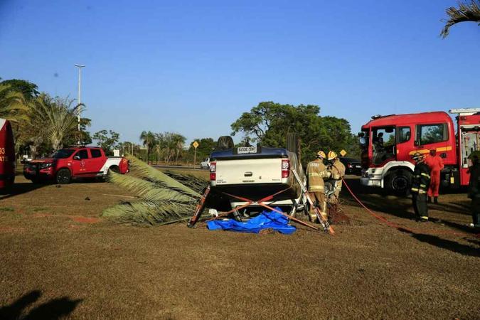 Veículo colidiu com palmeira e capotou(foto: CBMDF/Divulgação) Veículo colidiu com palmeira e capotou(foto: CBMDF/Divulgação)