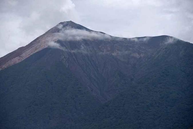O vulcão de Fogo na Guatemala permanece ativo com sete explosões por hora, informou a defesa civil nesta segunda-feira (18/6)(foto: AFP / JOHAN ORDONEZ) O vulcão de Fogo na Guatemala permanece ativo com sete explosões por hora, informou a defesa civil nesta segunda-feira (18/6)(foto: AFP / JOHAN ORDONEZ)