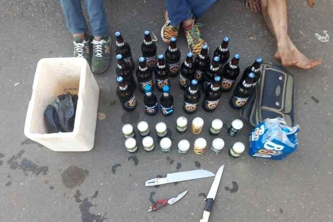 Policiais recuperaram cervejas e refrigerantes(foto: Polícia Militar/Divulgação) Policiais recuperaram cervejas e refrigerantes(foto: Polícia Militar/Divulgação)