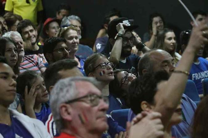 Vuvuzelas, pintura das bandeiras no rosto e camisetas dos respectivos times marcam o cenário do lugar(foto: Arthur Menescal/Esp. CB/D.A Press) Vuvuzelas, pintura das bandeiras no rosto e camisetas dos respectivos times marcam o cenário do lugar(foto: Arthur Menescal/Esp. CB/D.A Press)