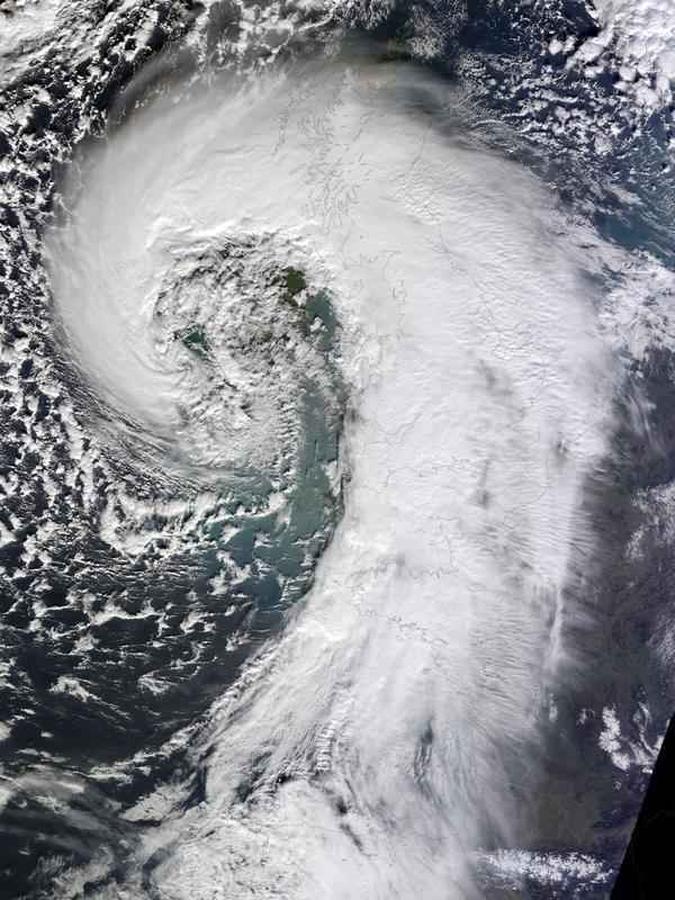 Esta foto tirada pelo satélite Terra em 12 de fevereiro de 2014 mostra um ciclone extratropical atingindo toda a Grã-Bretanha. A tempestade gerada levou ventos de 160 km/h para os países da ilha e inundou mais de 5.800 laresNASA Earth Observatory Esta foto tirada pelo satélite Terra em 12 de fevereiro de 2014 mostra um ciclone extratropical atingindo toda a Grã-Bretanha. A tempestade gerada levou ventos de 160 km/h para os países da ilha e inundou mais de 5.800 laresNASA Earth Observatory