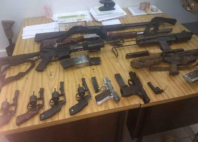Foram apreendidos com os suspeitos pistolas, revolveres, dois fuzis, uma submetralhadora, munições e coletes à prova de balas(foto: Divulgação/Brigada Militar) Foram apreendidos com os suspeitos pistolas, revolveres, dois fuzis, uma submetralhadora, munições e coletes à prova de balas(foto: Divulgação/Brigada Militar)