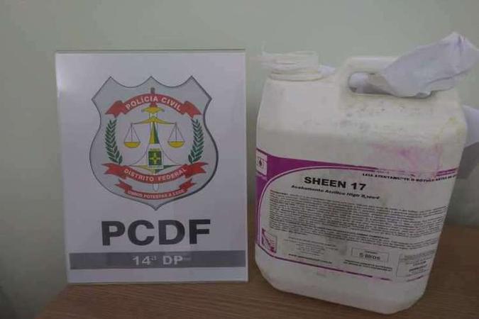 Polícia conseguiu apreender galão com combustível utilizado pela suspeita(foto: PCDF/ Divulgação) Polícia conseguiu apreender galão com combustível utilizado pela suspeita(foto: PCDF/ Divulgação)