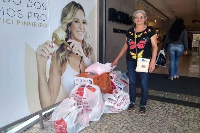 Moradora do Itapoã, a pensionista Dovelina Flávia de Souza aproveitou as promoções para comprar produtos para a casa(foto: Cibele Moreira/Esp. CB/D.A Press) Moradora do Itapoã, a pensionista Dovelina Flávia de Souza aproveitou as promoções para comprar produtos para a casa(foto: Cibele Moreira/Esp. CB/D.A Press)