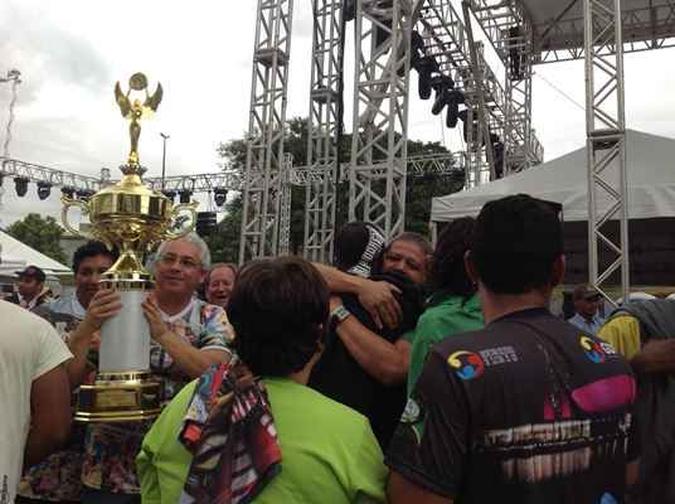 Integrantes do Império do Guará exibem troféu e comemoram a vitória(foto: Janine Moraes/CB/D.A Press) Integrantes do Império do Guará exibem troféu e comemoram a vitória(foto: Janine Moraes/CB/D.A Press)