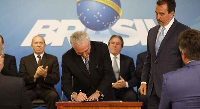 Na posse, como praxe, o presidente agradeceu aos ministros Ricardo Barros e Mauricio Quintella(foto: Reprodução/Twitter Michel Temer) Na posse, como praxe, o presidente agradeceu aos ministros Ricardo Barros e Mauricio Quintella(foto: Reprodução/Twitter Michel Temer)