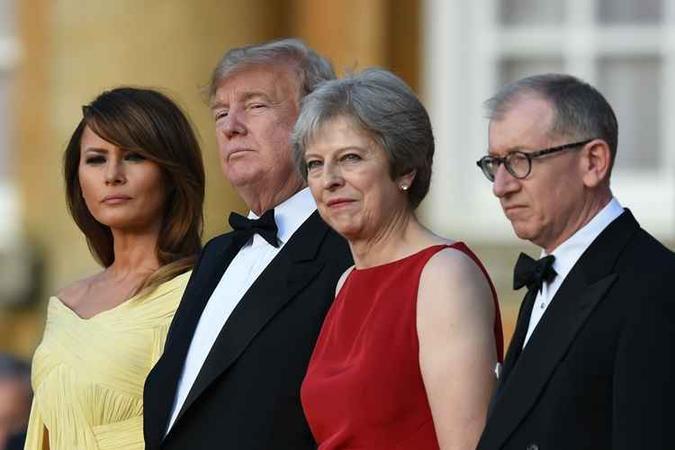 A primeira dama Melanie Trump, o presidente dos Estados Unidos Donald Trump, a primeira ministra Theresa May e seu marido Philip May(foto: Geoff Pugh/AFP/POOL/ ) A primeira dama Melanie Trump, o presidente dos Estados Unidos Donald Trump, a primeira ministra Theresa May e seu marido Philip May(foto: Geoff Pugh/AFP/POOL/ )