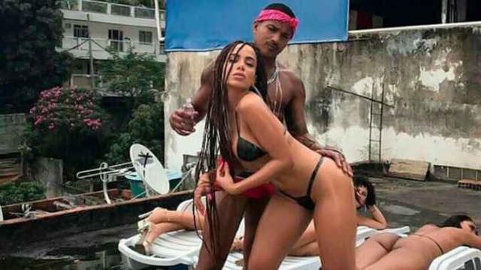 O videoclipe de Vai, malandra foi gravado no Morro do Vidigal e promete um funk raiz(foto: Twitter/Reprodução) O videoclipe de Vai, malandra foi gravado no Morro do Vidigal e promete um funk raiz(foto: Twitter/Reprodução)