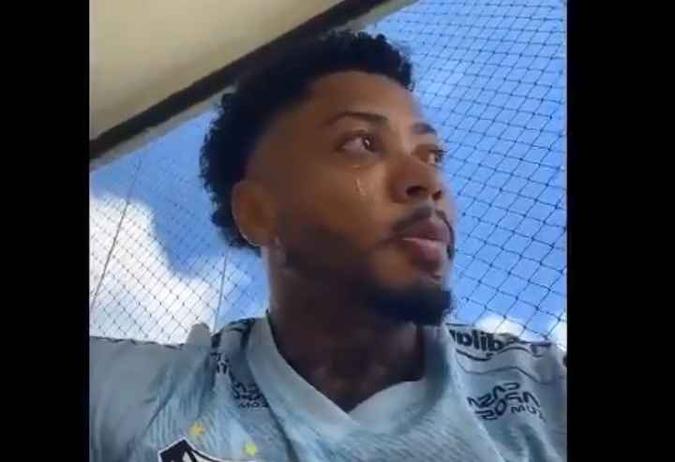 Marinho chora ao responder o comentário racista do qual foi vítima(foto: Reprodução) Marinho chora ao responder o comentário racista do qual foi vítima(foto: Reprodução)