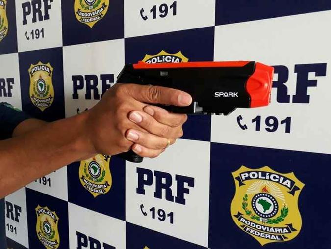 O choque da arma de choque spark é mais leve do que a da teaser(foto: Divulgação/PRFDF) O choque da arma de choque spark é mais leve do que a da teaser(foto: Divulgação/PRFDF)