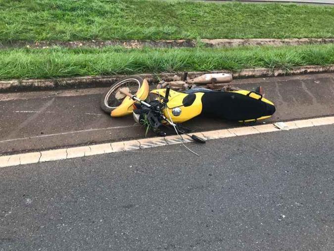O ajudante de pedreiro Francisco Moraes de Sales, 60 anos, foi atropelado por moto e dois carros na BR-060: quinta morte na rodovia apenas este ano(foto: PRF/Divulgação) O ajudante de pedreiro Francisco Moraes de Sales, 60 anos, foi atropelado por moto e dois carros na BR-060: quinta morte na rodovia apenas este ano(foto: PRF/Divulgação)