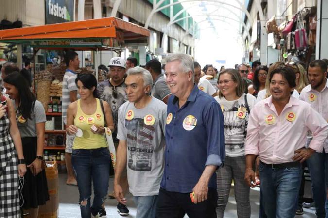 Candidato a reeleição, governador Rodrigo Rollemberg caminhou na Feira dos Importados onde se comprometeu a criar melhores condições para feirantes(foto: Arthur Menescal/CB/D.A Press) Candidato a reeleição, governador Rodrigo Rollemberg caminhou na Feira dos Importados onde se comprometeu a criar melhores condições para feirantes(foto: Arthur Menescal/CB/D.A Press)