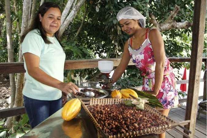Nena (E) tem uma plantação e começou a produzir chocolates que chamaram a atenção de grandes chefs(foto: Ana Lee/Divulgação) Nena (E) tem uma plantação e começou a produzir chocolates que chamaram a atenção de grandes chefs(foto: Ana Lee/Divulgação)