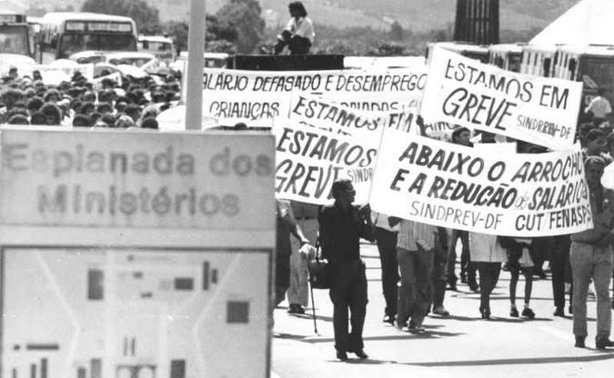 Funcionários da Previdência e da Receita Federal fazem protesto contra o pacote econômico Plano Collor (foto: Antônio Cunha/CB/D.A Press - 07/02/91) Funcionários da Previdência e da Receita Federal fazem protesto contra o pacote econômico Plano Collor (foto: Antônio Cunha/CB/D.A Press - 07/02/91)