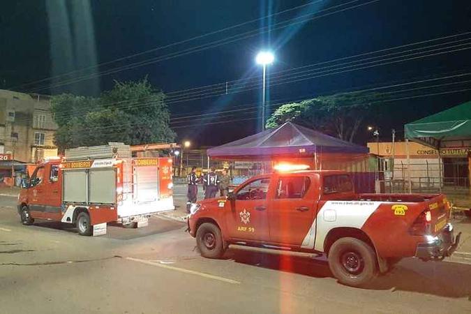 A vítima teria encostado em um poste de iluminação(foto: CBMDF / Divulgação) A vítima teria encostado em um poste de iluminação(foto: CBMDF / Divulgação)