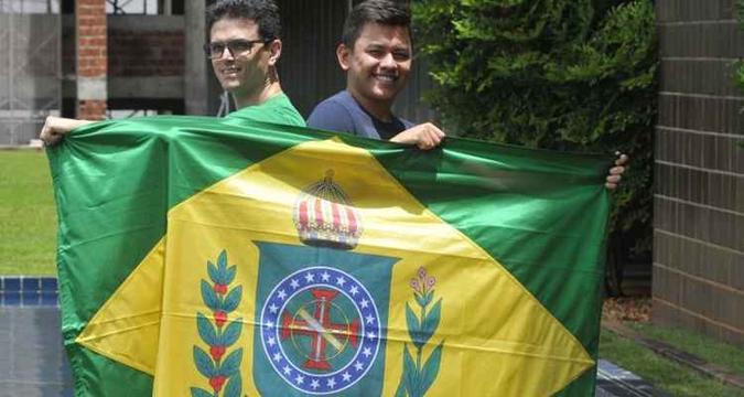 Para Geraldo Marques (E) e Malcov Terena, a monarquia é a saída contra a crise de valores que atravessa a sociedade brasileira(foto: Minervino Junior/CB/D.A Press) Para Geraldo Marques (E) e Malcov Terena, a monarquia é a saída contra a crise de valores que atravessa a sociedade brasileira(foto: Minervino Junior/CB/D.A Press)