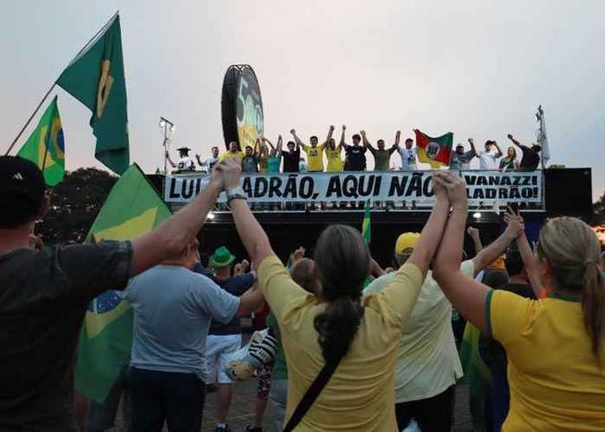 Manifestações contra Lula no acesso à cidade de São Leopoldo (RS)(foto: Itamar Aguiar/Agencia Freelancer/Folhapress ) Manifestações contra Lula no acesso à cidade de São Leopoldo (RS)(foto: Itamar Aguiar/Agencia Freelancer/Folhapress )