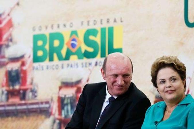 Presidente Dilma e o ministro da Agricultura, Neri Gueller, durante cerimônia de lançamento do Plano Agrícola e Pecuário 2014/2015(foto: Roberto Stuckert Filho/PR) Presidente Dilma e o ministro da Agricultura, Neri Gueller, durante cerimônia de lançamento do Plano Agrícola e Pecuário 2014/2015(foto: Roberto Stuckert Filho/PR)