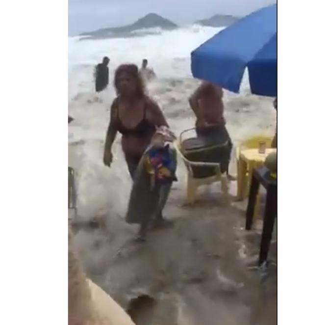 Segundo relatos, as ondas que atingiram rapidamente a praia no litoral norte de São Paulo atingiram 3,5 metros.(foto: Reprodução/Twitter) Segundo relatos, as ondas que atingiram rapidamente a praia no litoral norte de São Paulo atingiram 3,5 metros.(foto: Reprodução/Twitter)