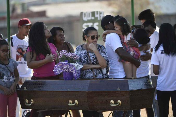 Familiares e amigos se despediram da jovem de 25 anos(foto: Minervino Junior/CB/D.A Press) Familiares e amigos se despediram da jovem de 25 anos(foto: Minervino Junior/CB/D.A Press)