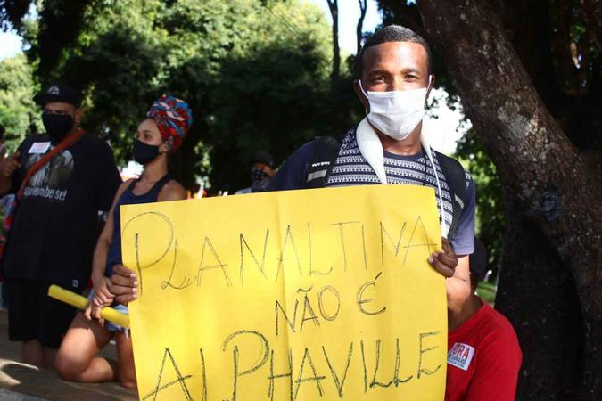 Weliton Luiz Maganha foi agredido por militares com chutes, golpes de cassetes e pedradas(foto: Ana Rayssa/CB/D.A. Press) Weliton Luiz Maganha foi agredido por militares com chutes, golpes de cassetes e pedradas(foto: Ana Rayssa/CB/D.A. Press)