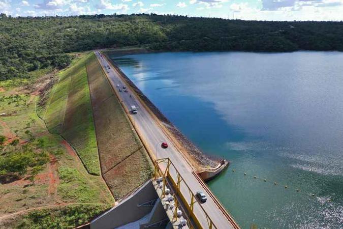 Projetada para possibilitar vistorias na hidrelétrica, a pista recebe cerca de 26 mil veículos diariamente, devido à ocupação desordenada na região(foto: Breno Fortes/CB/D.A Press) Projetada para possibilitar vistorias na hidrelétrica, a pista recebe cerca de 26 mil veículos diariamente, devido à ocupação desordenada na região(foto: Breno Fortes/CB/D.A Press)