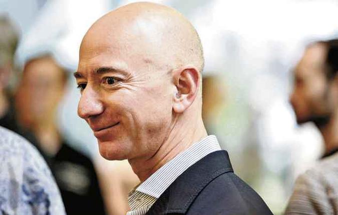 Fundador da Amazon, Jeff Bezos é considerado o homem mais rico do mundo(foto: JASON REDMOND/AFP) Fundador da Amazon, Jeff Bezos é considerado o homem mais rico do mundo(foto: JASON REDMOND/AFP)