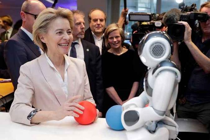 A presidente da Comissão Europeia, Ursula von der Leyen, discursou nesta quarta-feira durante uma conferência de imprensa sobre Inteligência Artificial (IA) em Bruxelas.(foto: Stephanie LECOCQ / POOL / AFP) A presidente da Comissão Europeia, Ursula von der Leyen, discursou nesta quarta-feira durante uma conferência de imprensa sobre Inteligência Artificial (IA) em Bruxelas.(foto: Stephanie LECOCQ / POOL / AFP)