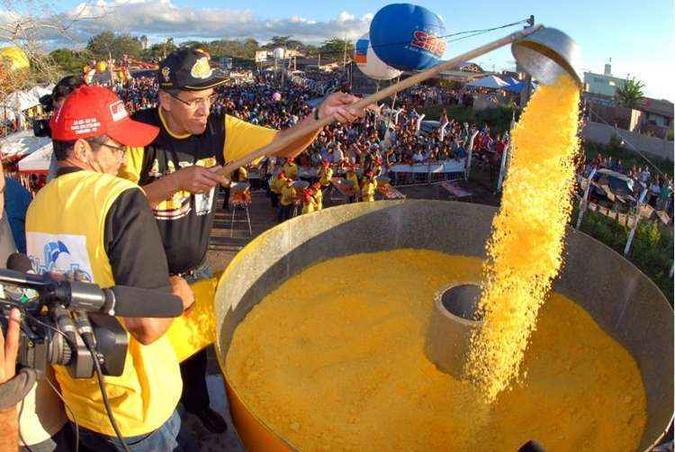 O maior cuscuz do mundo é tradição e será o novo recorde, com 800kg(foto: Prefeitura de Caruaru/Divulgação) O maior cuscuz do mundo é tradição e será o novo recorde, com 800kg(foto: Prefeitura de Caruaru/Divulgação)