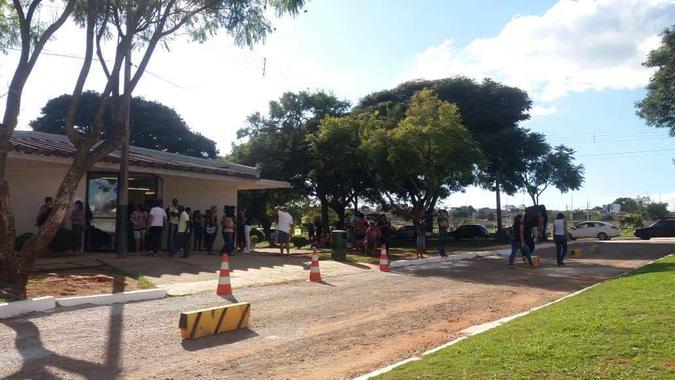 Corpo de Beatriz é velado no Cemitério de Sobradinho desde as 14h. Sepultamento está marcado para as 17h(foto: Juliana Andrade/CB/D.A Press) Corpo de Beatriz é velado no Cemitério de Sobradinho desde as 14h. Sepultamento está marcado para as 17h(foto: Juliana Andrade/CB/D.A Press)