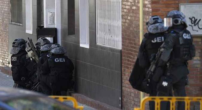 A delegacia de Cornellá de Llobregat foi isolada depois do ataque(foto: AFP) A delegacia de Cornellá de Llobregat foi isolada depois do ataque(foto: AFP)