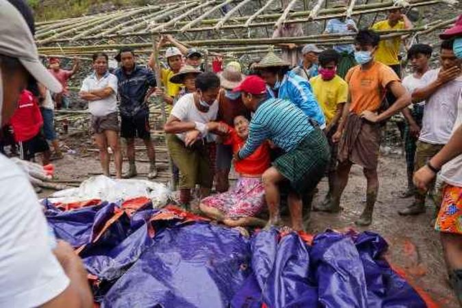 Uma mulher chora sobre os corpos de mineiros resgatados no local de mineração de jade em Hpakhant, no estado de Kachin, em 2 de julho de 2020.(foto: Zaw Moe Htet / AFP) Uma mulher chora sobre os corpos de mineiros resgatados no local de mineração de jade em Hpakhant, no estado de Kachin, em 2 de julho de 2020.(foto: Zaw Moe Htet / AFP)