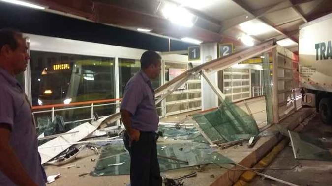 O motorista perdeu o controle do veículo e atingiu o ponto de ônibus(foto: PMDF/Divulgação) O motorista perdeu o controle do veículo e atingiu o ponto de ônibus(foto: PMDF/Divulgação)