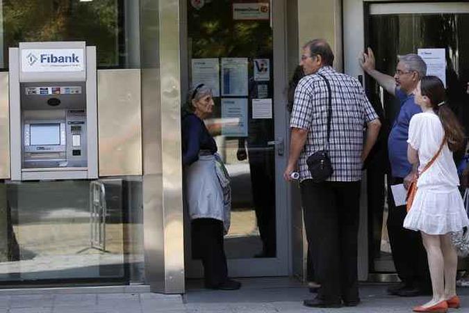 Pessoas fazem fila do lado de fora de escritório do primeiro banco de investimento da Bulgária, em Sofia(foto: Stoyan Nenov/Reuters ) Pessoas fazem fila do lado de fora de escritório do primeiro banco de investimento da Bulgária, em Sofia(foto: Stoyan Nenov/Reuters )