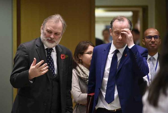 O britânico Martin Callanan (R), ministro de Estado do Departamento de Saída da União Européia, conversa com seu assessor durante um Conselho de Assuntos Gerais no Conselho Europeu em Bruxelas. Ministros dos outros 27 países membros informado pelo principal negociador da UE, Michel Barnier, com o tempo a esgotar-se antes da retirada da Grã-Bretanha(foto: AFP) O britânico Martin Callanan (R), ministro de Estado do Departamento de Saída da União Européia, conversa com seu assessor durante um Conselho de Assuntos Gerais no Conselho Europeu em Bruxelas. Ministros dos outros 27 países membros informado pelo principal negociador da UE, Michel Barnier, com o tempo a esgotar-se antes da retirada da Grã-Bretanha(foto: AFP)
