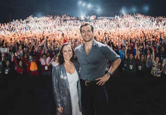 A Netflix surpreendeu com Henry Cavill e Lauren Schmidt Hissrich, de The witcher(foto: Netflix/Divulgação) A Netflix surpreendeu com Henry Cavill e Lauren Schmidt Hissrich, de The witcher(foto: Netflix/Divulgação)