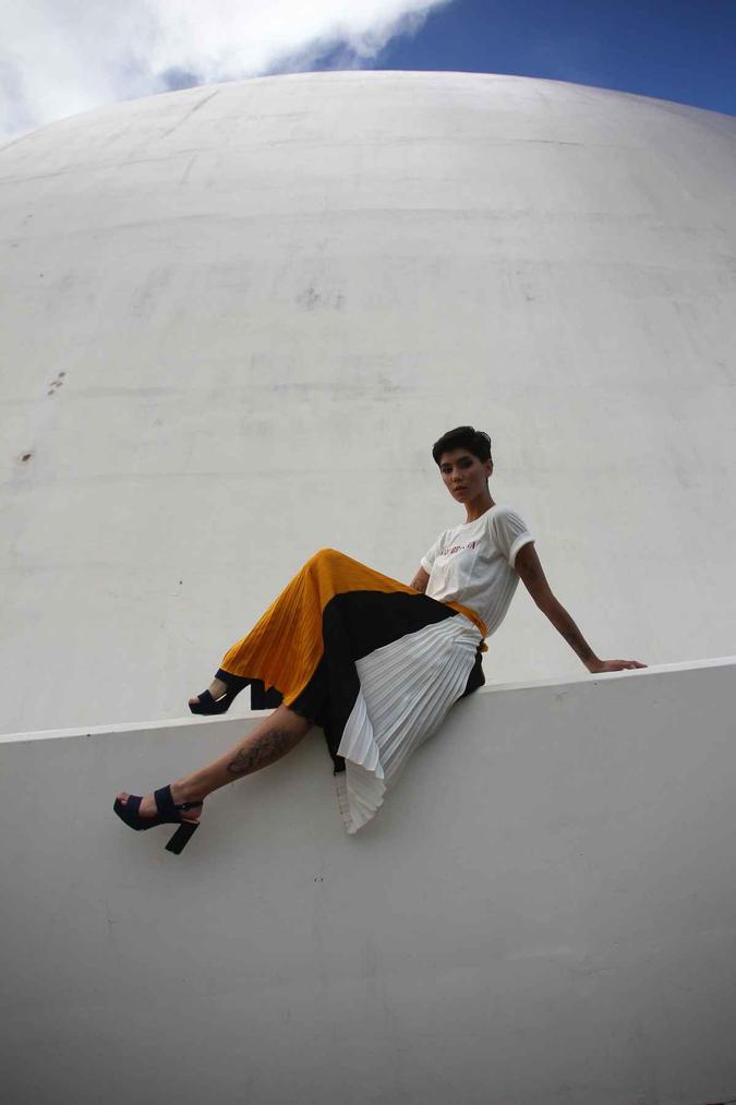 Blusa (R$ 98,90) e saia (R$ 378,80), da Avanzzo Sandália (R$ 329), da Belluno Para comemorar o aniversário de Brasília, a Avanzzo lançou uma camiseta especial. Combinadas com saias midi, as t-shirts têm efeito high low, perfeito para quem quer dar um charme aos básicos. O amarelo mostarda é uma aposta certeira para o inverno de 2019. Blusa (R$ 98,90) e saia (R$ 378,80), da Avanzzo Sandália (R$ 329), da Belluno Para comemorar o aniversário de Brasília, a Avanzzo lançou uma camiseta especial. Combinadas com saias midi, as t-shirts têm efeito high low, perfeito para quem quer dar um charme aos básicos. O amarelo mostarda é uma aposta certeira para o inverno de 2019.