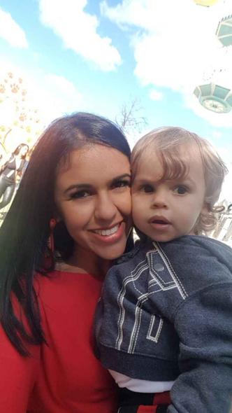Elisângela e o filho Christian, alérgico à proteína do leite: crise aos 4 meses(foto: Arquivo Pessoal) Elisângela e o filho Christian, alérgico à proteína do leite: crise aos 4 meses(foto: Arquivo Pessoal)