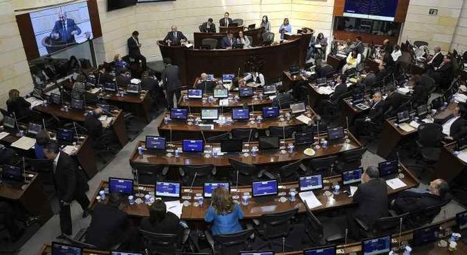 Senado da Colômbia começou, nesta terça (29/11), a debater acordo de paz para o fim de um conflito de meio século contra os rebeldes das FARC(foto: Guillermo Legaria/AFP) Senado da Colômbia começou, nesta terça (29/11), a debater acordo de paz para o fim de um conflito de meio século contra os rebeldes das FARC(foto: Guillermo Legaria/AFP)