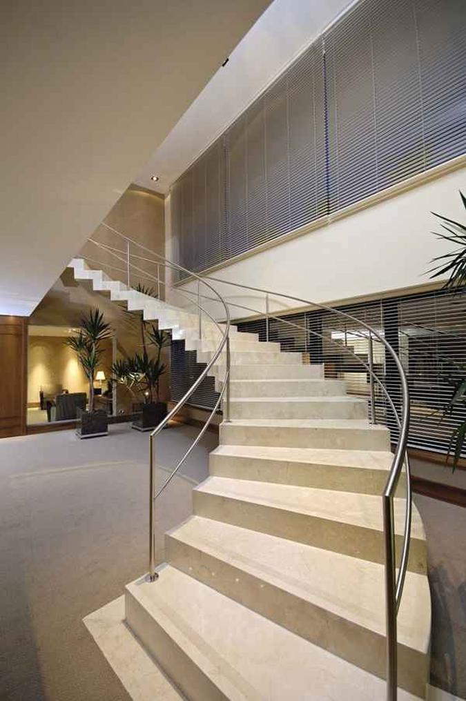 A escada do ambiente do arquiteto Sérgio Borges traz elegância e leveza ao ambiente -- o corrimão fino tira o peso dos degraus de mármore. (foto: Claussem Bonifácio/Divulgação ) A escada do ambiente do arquiteto Sérgio Borges traz elegância e leveza ao ambiente -- o corrimão fino tira o peso dos degraus de mármore. (foto: Claussem Bonifácio/Divulgação )