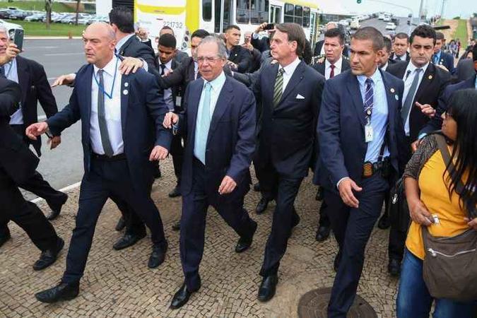 Bolsonaro e Guedes, após entregarem ao Congresso o pacote de emendas para controlar despesas: cautela com servidores(foto: AFP / Sergio LIMA) Bolsonaro e Guedes, após entregarem ao Congresso o pacote de emendas para controlar despesas: cautela com servidores(foto: AFP / Sergio LIMA)
