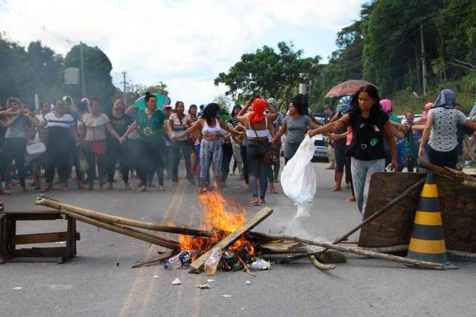 Familiares de detentos fizeram protesto durante o tumulto que estouro na hora da visita e fecharam rodovia (foto: Edmar Barros/Futura Press) Familiares de detentos fizeram protesto durante o tumulto que estouro na hora da visita e fecharam rodovia (foto: Edmar Barros/Futura Press)