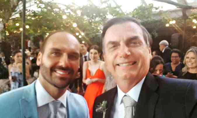  Presidente Jair Bolsonaro publica foto no Twitter ao lado do seu filho Eduardo Bolsonaro durante cerimônia de casamento(foto: Twitter/Reprodução)